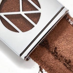 IL MAKIAGE ‘Color Boss’ EYESHADOW
MULTI-DIMENSIONAL EYE COLOR in ‘News Flash’